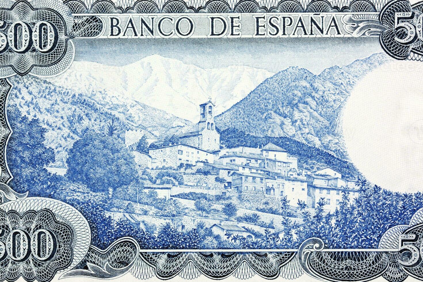 ver de canigó montaña con pueblo de vignolas d'oris desde Español dinero foto