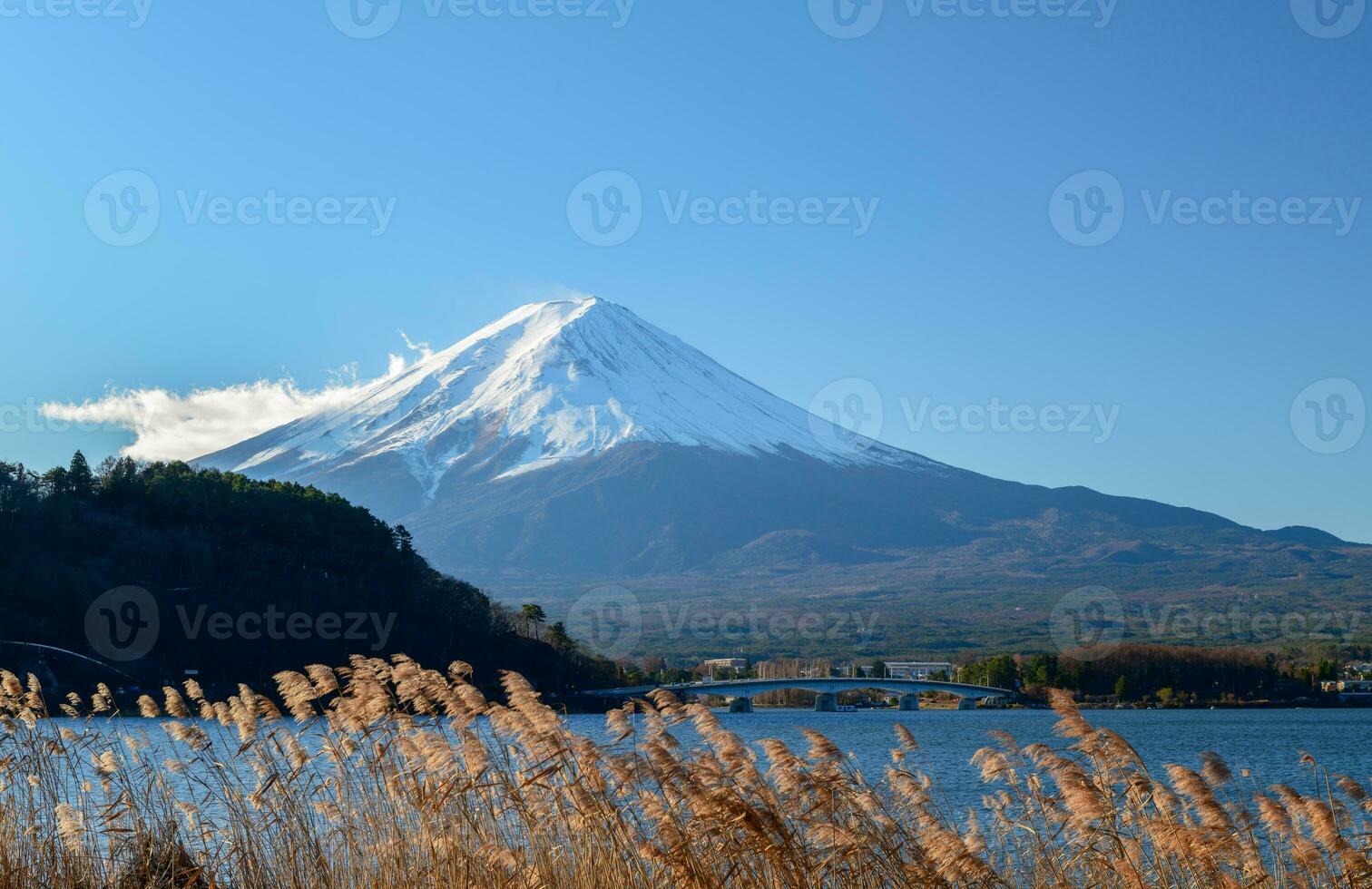 paisaje de fuji montaña a lago kawaguchiko, Japón foto