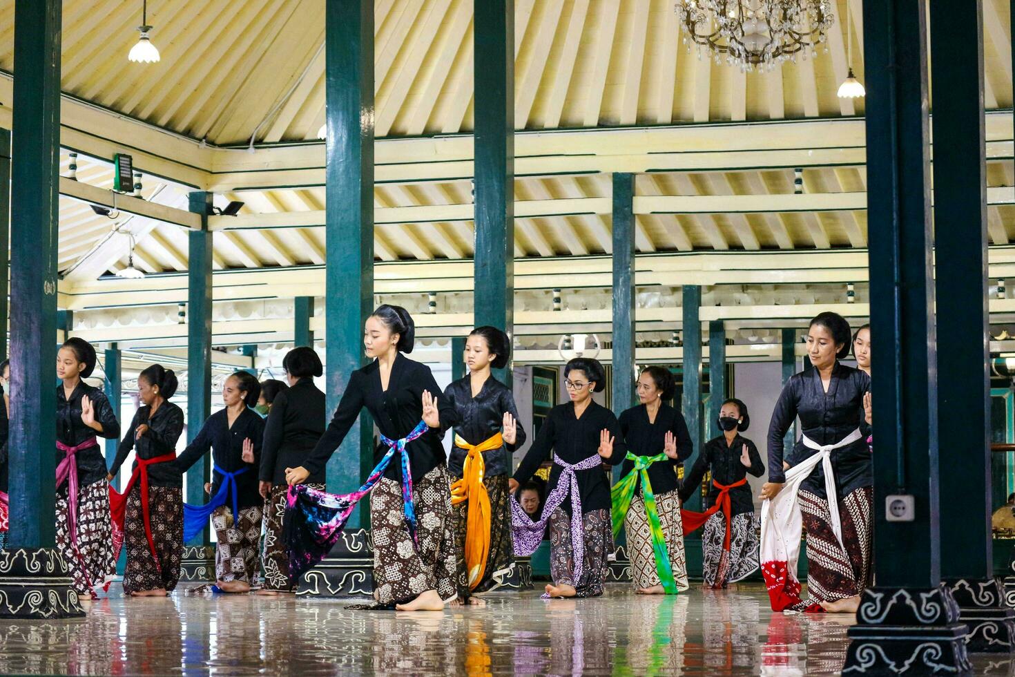 yogyakarta, Indonesia en octubre 2022. abdi dalem mataya, cortesanos de el yogyakarta palacio quien son bailarines t foto