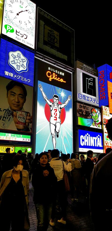 osaka, Japón en julio 2019. dotonbori, osaka's calle comida cielo. foto