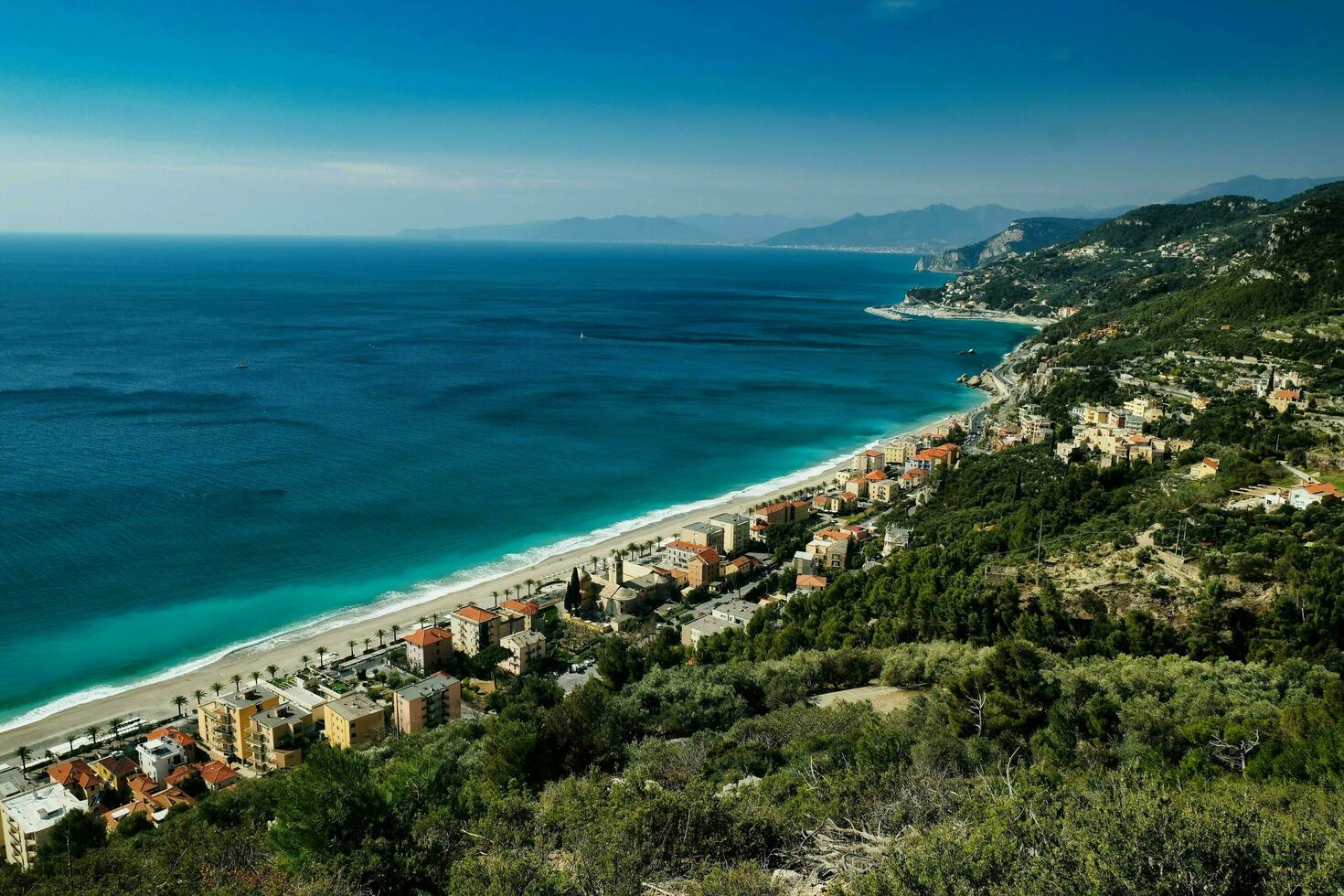 el hermosa ligur costa de varigotti, perla de el occidental costa en el verano de 2022 foto