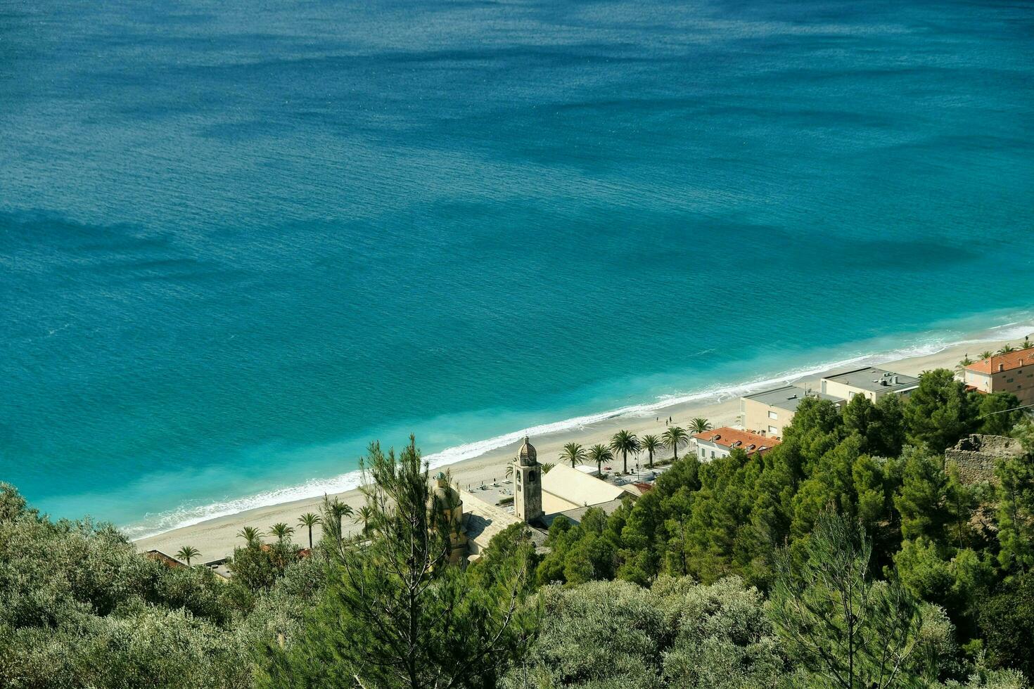 el hermosa ligur costa de varigotti, perla de el occidental costa en el verano de 2022 foto