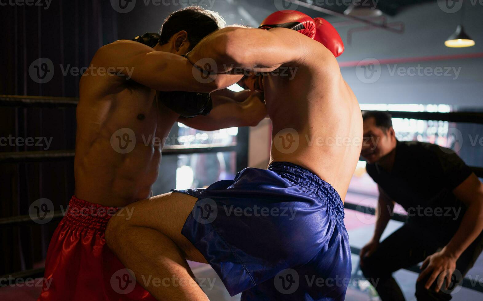 utilizando el rodilla es uno de el muay tailandés armas ese es usado a golpear el del oponente estómago o torso a tener de cólico dolor en el abdomen, muay tailandés, tailandés marcial letras. foto