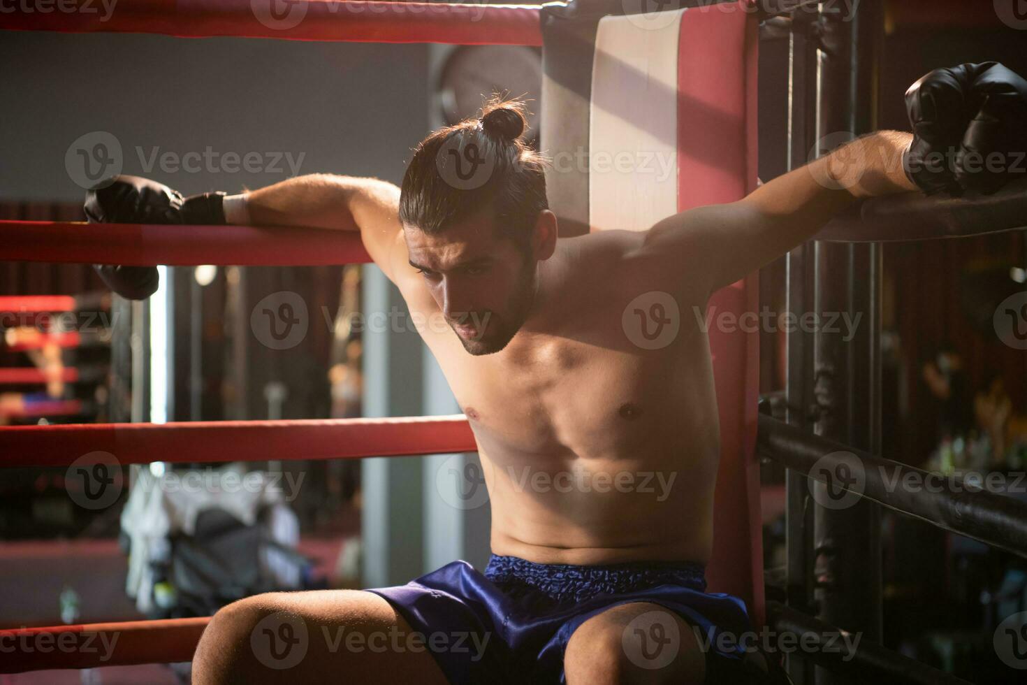 boxeadores será además obtener un descanso Entre peleas en orden para el cuerpo a relajarse y el entrenador será recomendar el siguiente redondo de peleas, muay tailandés, tailandés marcial letras. foto