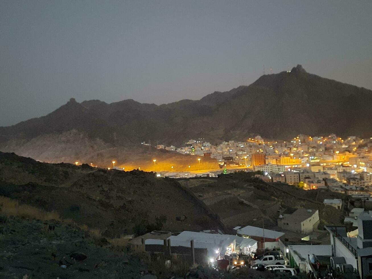 la meca, saudi arabia, abril 2023 - hermosa ver de makkah ciudad desde jabal noor montaña en la meca el histórico cueva hará es situado en el parte superior de jabal noor foto