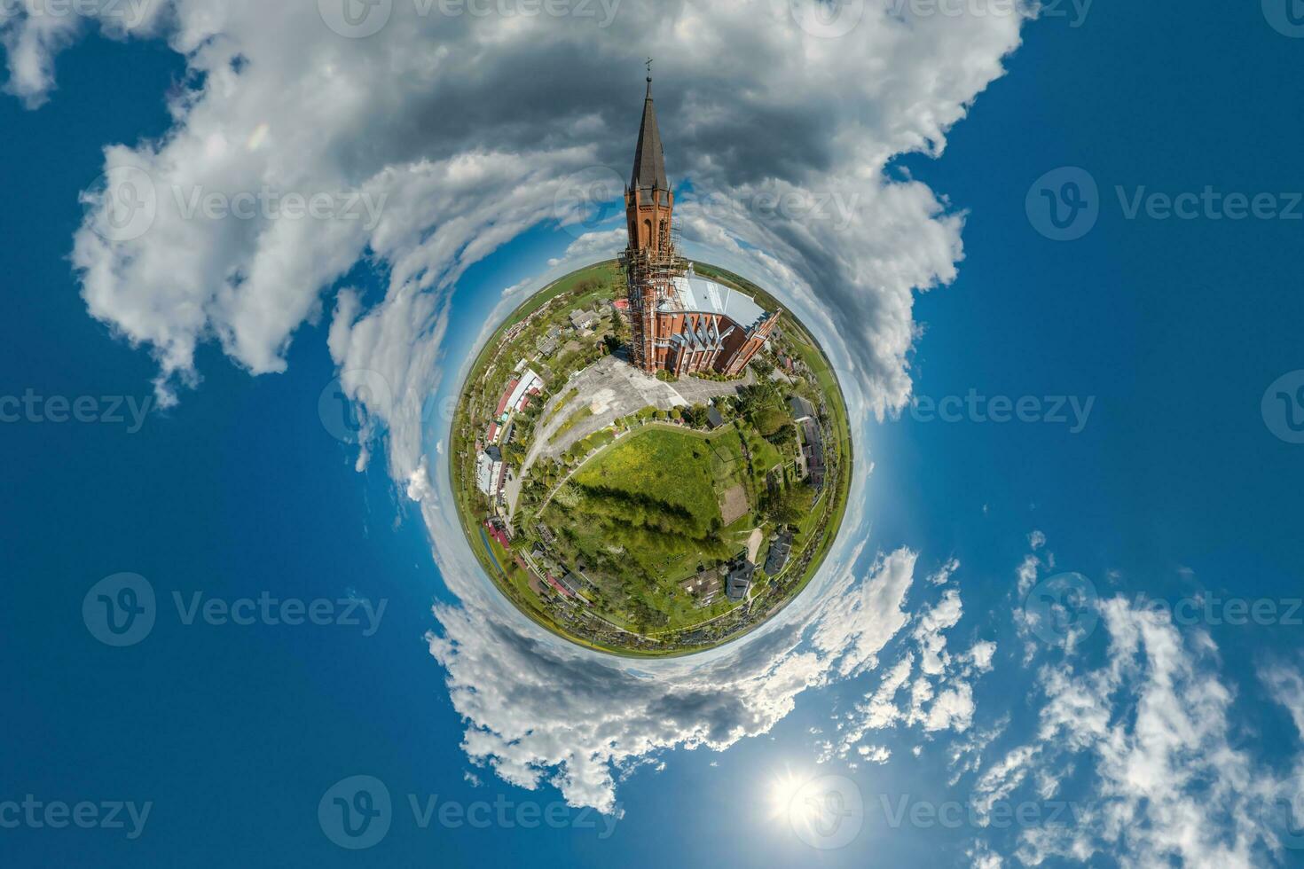 pequeño planeta transformación de esférico panorama 360 grados con vista a Iglesia en centrar de globo en azul cielo. esférico resumen aéreo ver con curvatura de espacio. foto