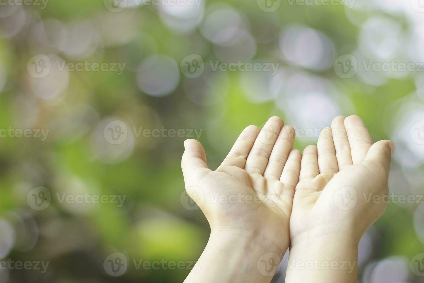 dos mano abierto de cerca necesitar ayuda o esperanza recepción vacío y Copiar espacio en verde difuminar bokeh antecedentes foto