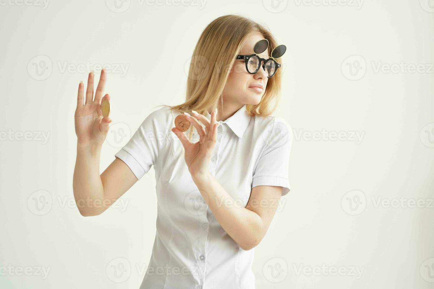 alegre mujer en un blanco camisa con un carpeta en mano tecnologías foto