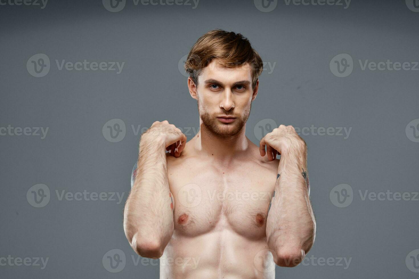 tatuado hombre lleno torso carrocero aptitud atleta desnudo foto