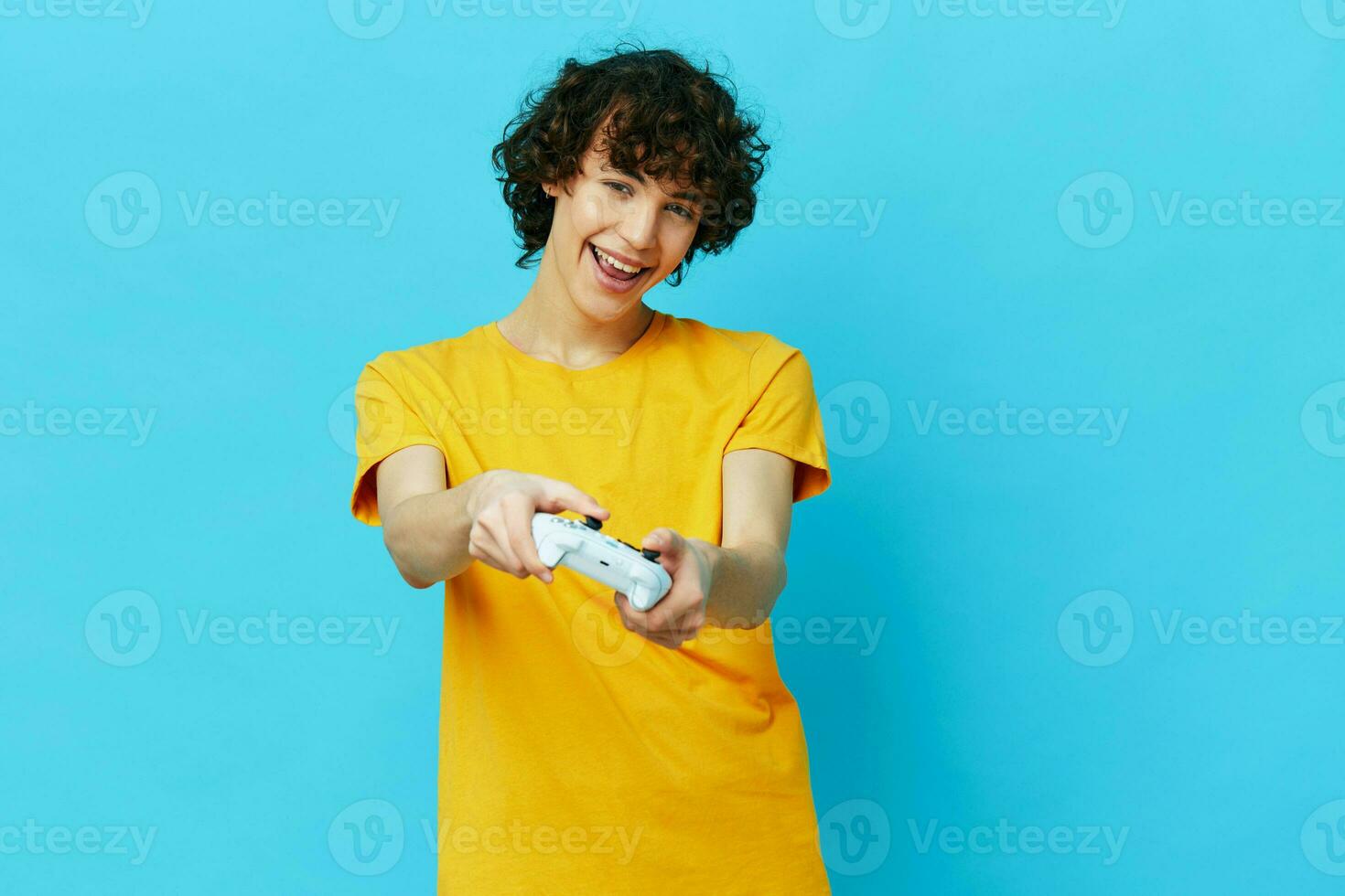 chico amarillo camiseta con palanca de mando vídeo juegos tecnologías foto