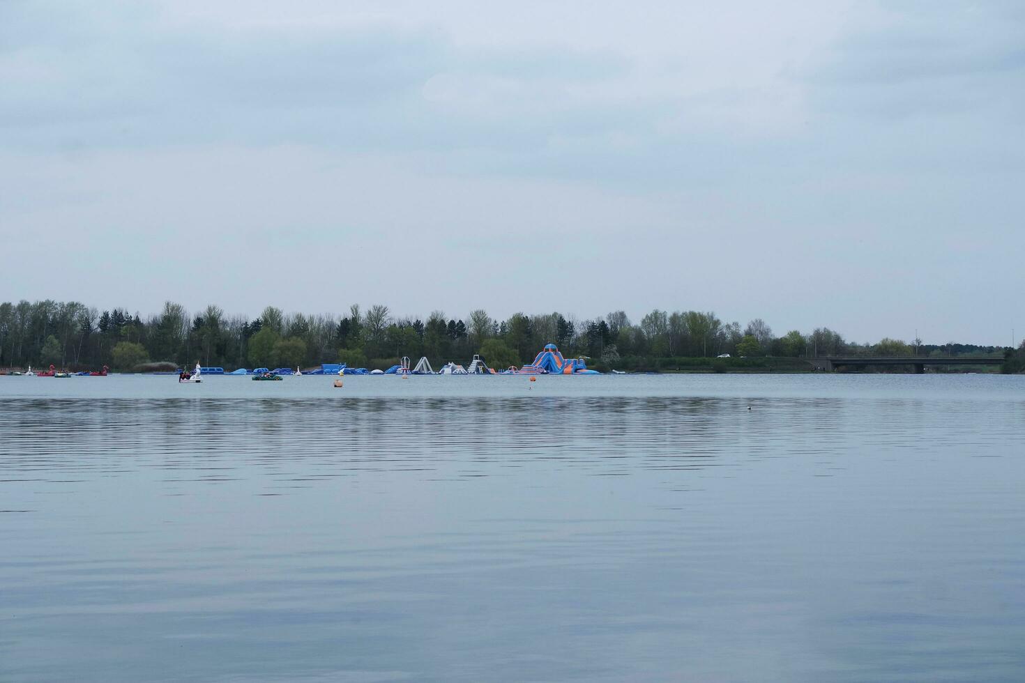 bajo ángulo ver de willen lago parque con local y turista público disfrutando el belleza de lago y parque por caminando alrededor con su familias imágenes estaba capturado en 09-abril-2023 a milton Keynes Reino Unido foto