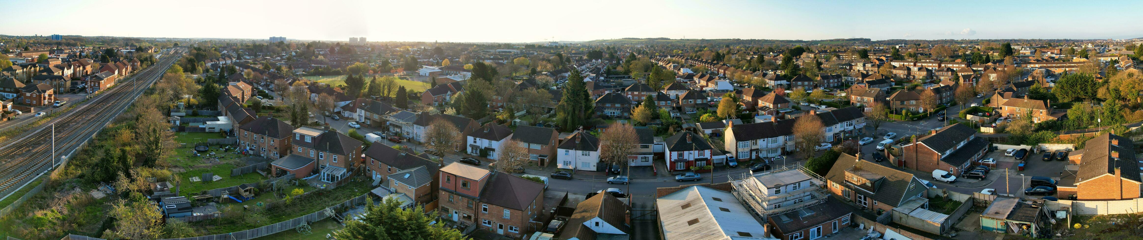 ultra amplio panorámico alto ángulo ver de lutón ciudad de Inglaterra. aéreo ver de pueblo estaba capturado en 17-abril-2023 con drones cámara desde bajo altitud. foto