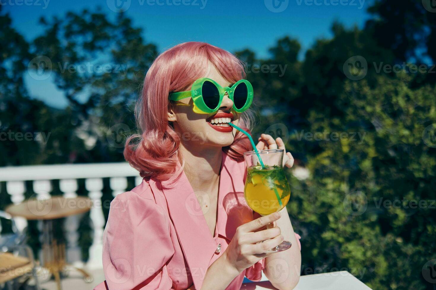 de moda mujer con rosado pelo verano cóctel refrescante bebida Bebiendo alcohol foto