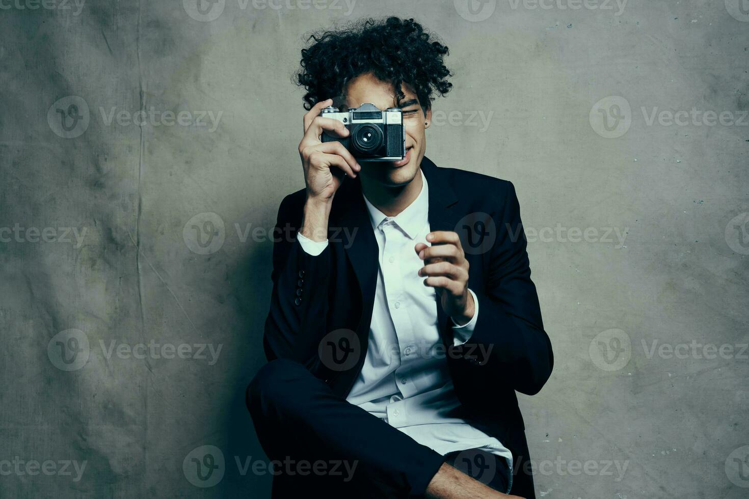 hermoso hombre en estudio con cámara tela antecedentes clásico traje modelo foto