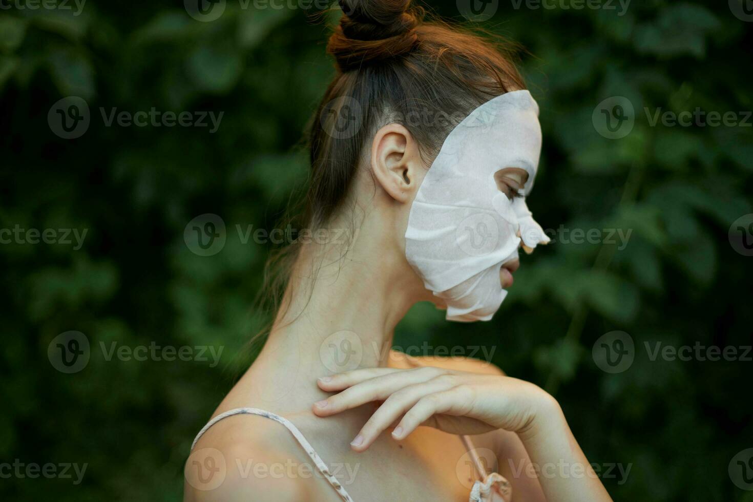 retrato de un mujer anti arruga mascarilla. foto