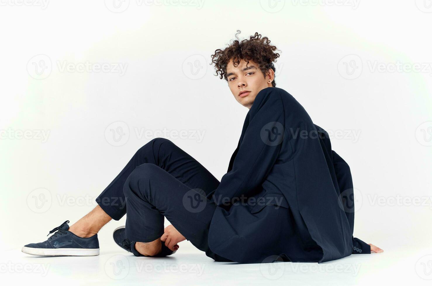 hombre en traje Rizado pelo ligero antecedentes estudio estilo de vida de cerca foto