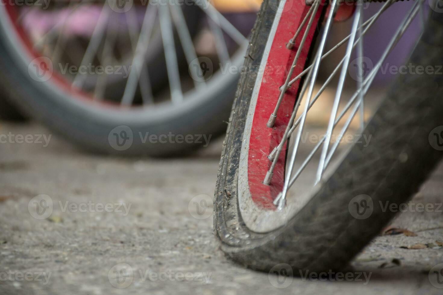 un antiguo bicicleta cuales tiene plano llantas y estacionado por el urbano la carretera y esperado a reparar o a cambio el nuevo uno y a rellenar el aire adentro, suave enfocar. foto