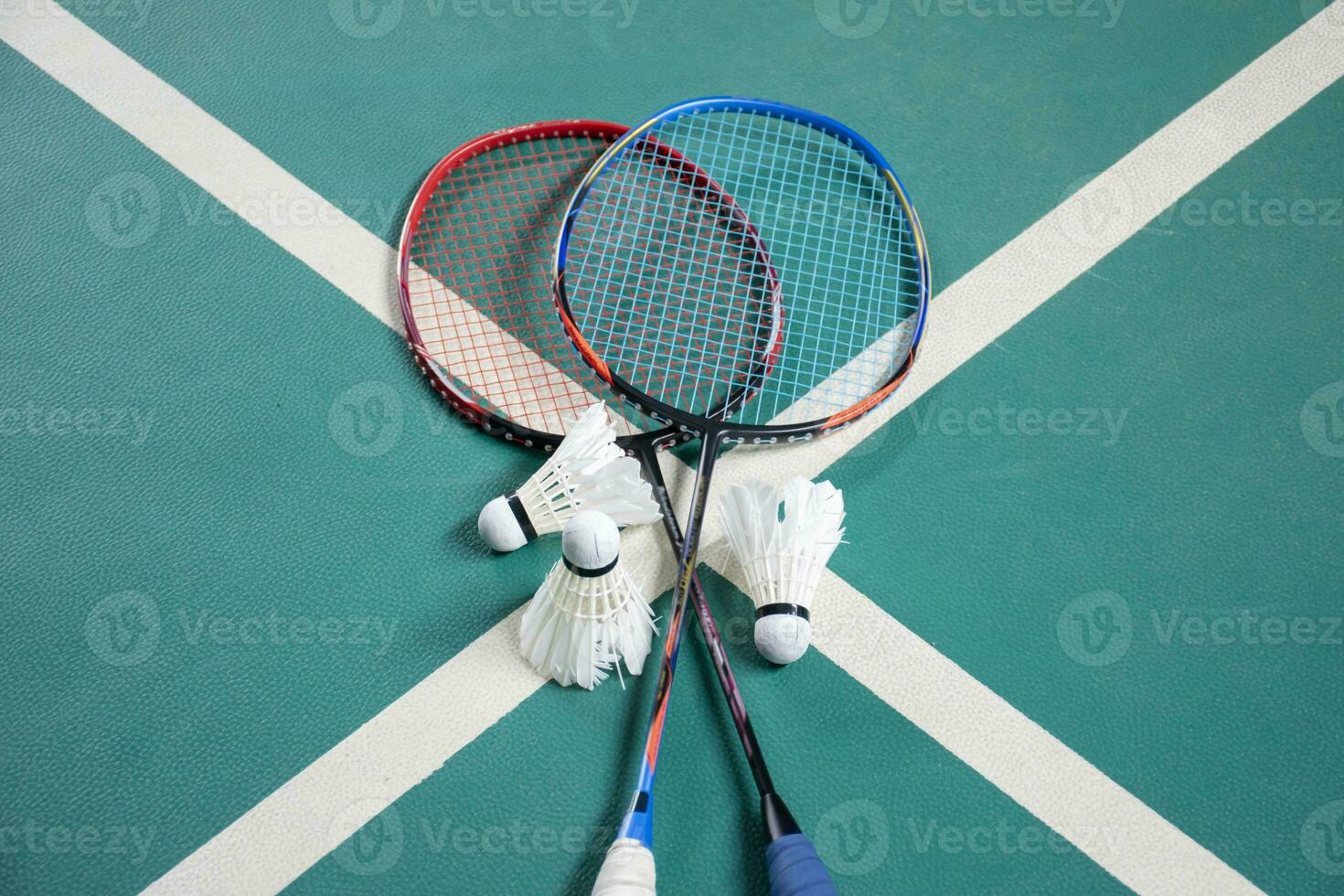 bádminton raquetas y blanco crema bádminton volantes después jugando o después juegos en verde piso en interior bádminton corte, suave enfocar, concepto para bádminton amantes alrededor el mundo. foto