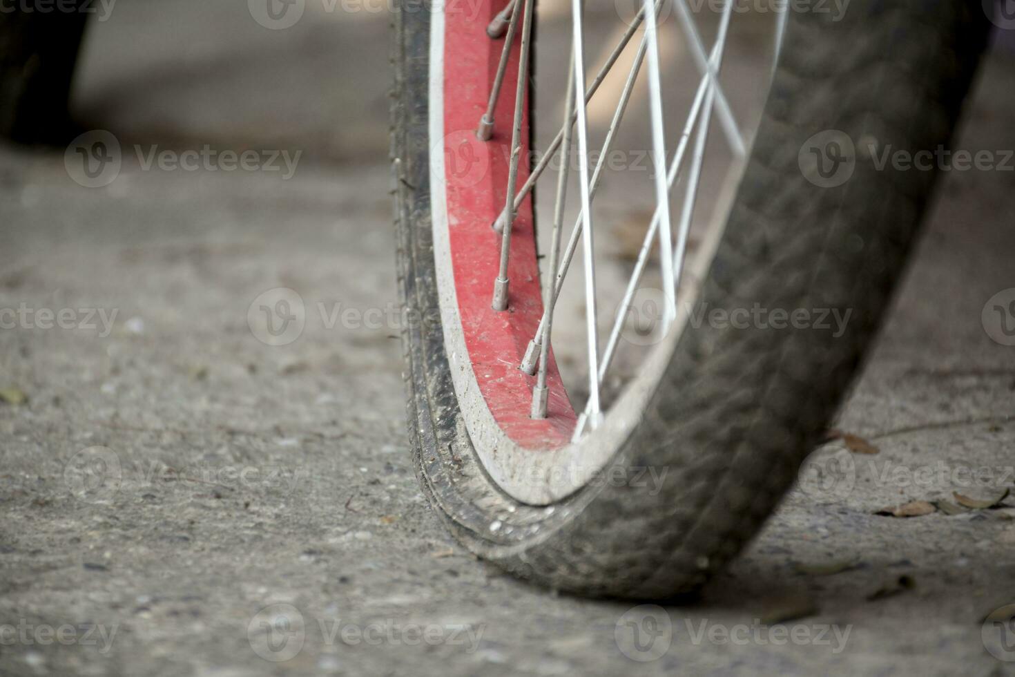 un antiguo bicicleta cuales tiene plano llantas y estacionado por el urbano la carretera y esperado a reparar o a cambio el nuevo uno y a rellenar el aire adentro, suave enfocar. foto