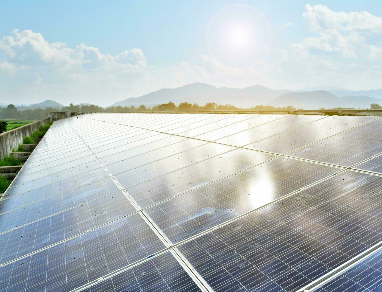 fotovoltaica o solar célula techo cuales tenido polvo, agua de lluvia mancha, aves goteante en el superficie, borroso puesta de sol fondo, solar mantenimiento sistema a incrementar mayor sistema actuación concepto. foto