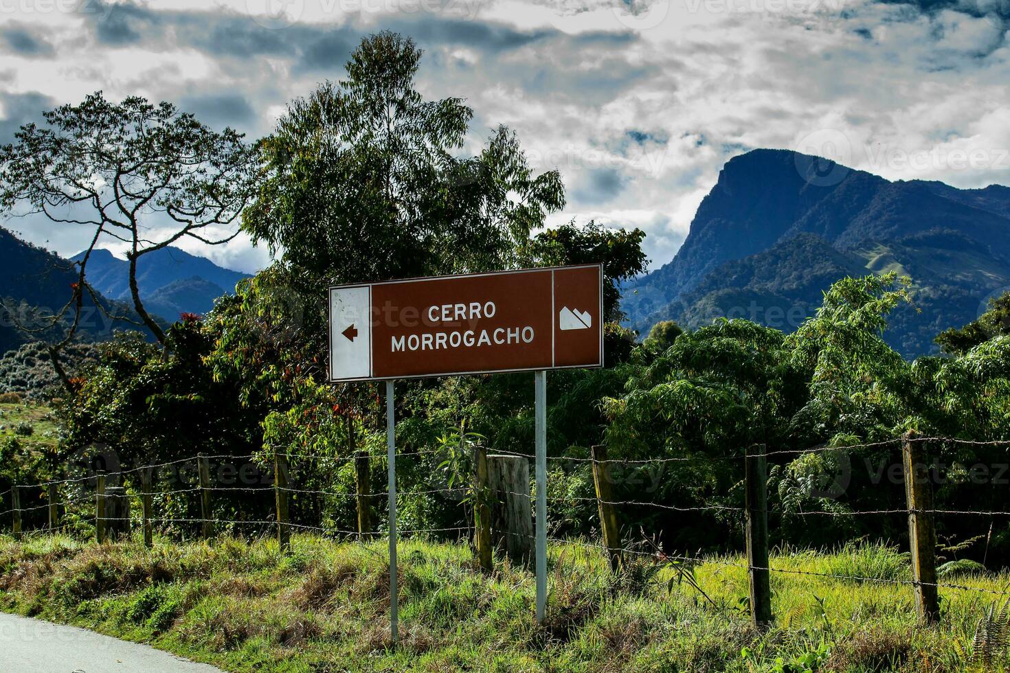 la carretera firmar indicando el dirección a obtener a el famoso morrogacho colina, el montaña ese aparece en el espalda foto