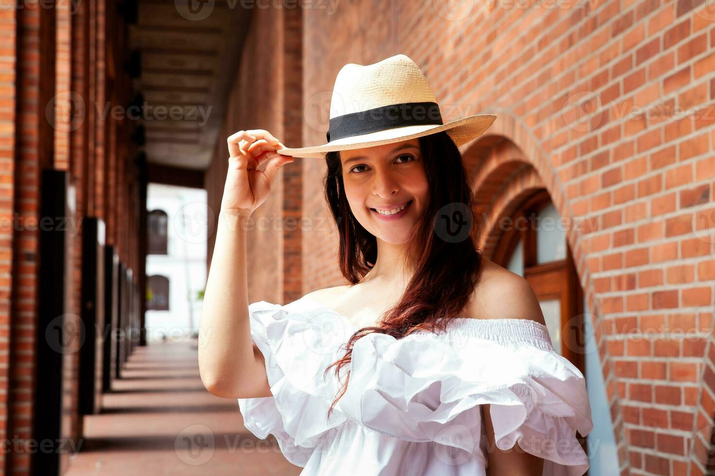 hermosa joven mujer vistiendo tradicional sombrero de el pequeño ciudad aguadas en Colombia llamado un aguadeno sombrero. 23616032 Foto de stock en Vecteezy