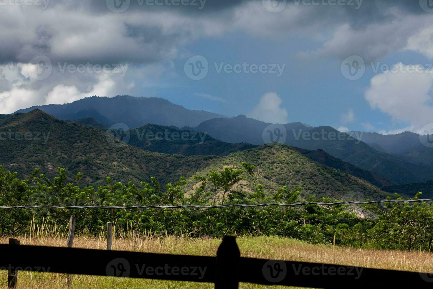 ver de el majestuoso montañas a el región de valle del Cauca en Colombia foto