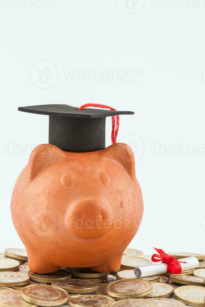 cerdito banco con graduación gorra aislado en blanco antecedentes. ahorro dinero a estudiar concepto foto