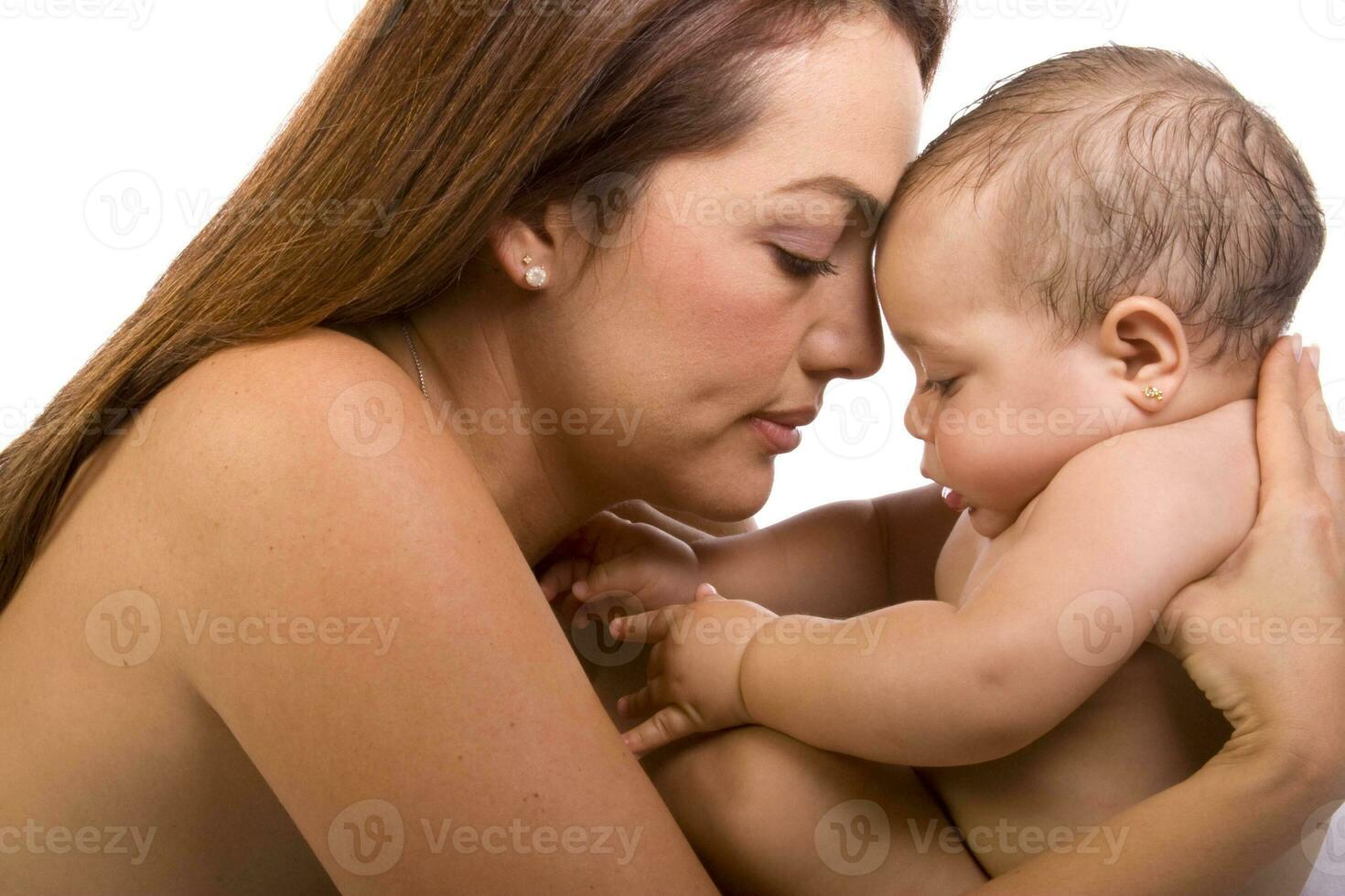 contento hermosa joven madre y su bebé niña en blanco antecedentes foto