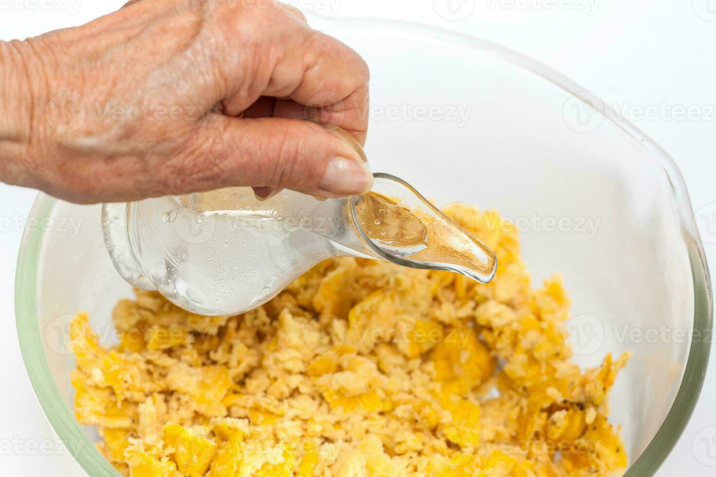 preparación de plátano masa. preparación de plátano croquetas relleno con Cerdo chicharrones marranitas o puerquitas foto