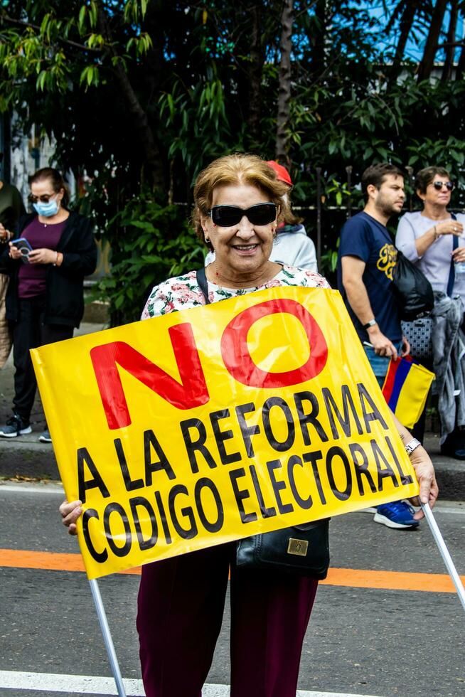 bogotá, Colombia, 2022. pacífico protesta marchas en bogota Colombia en contra el gobierno de gustavo petro foto