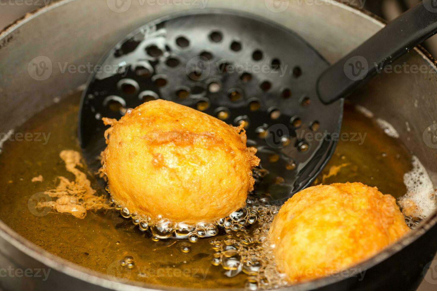 preparación pasos de tradicional Colombiana plato llamado relleno papas. profundo fritura relleno papas foto