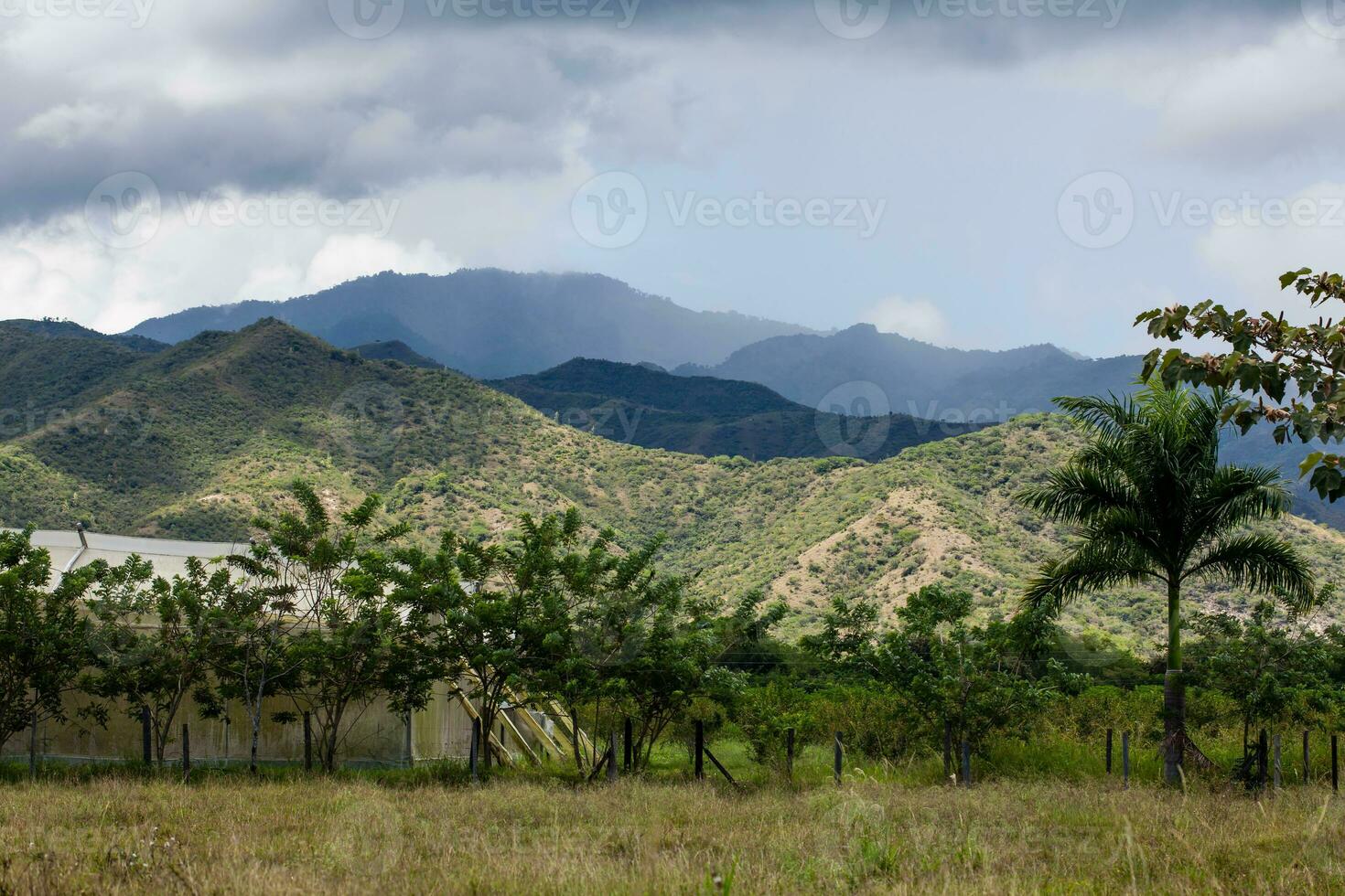 ver de el majestuoso montañas a el región de valle del Cauca en Colombia foto