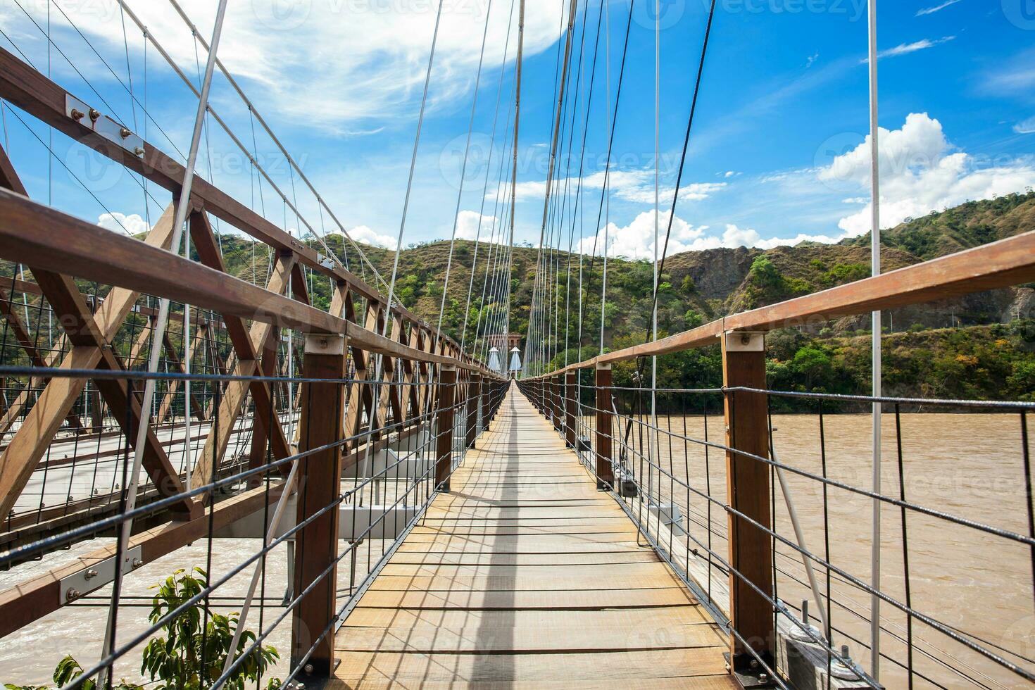 el histórico puente de el Oeste un un suspensión puente declarado Colombiana nacional Monumento construido en 1887 terminado el Cauca río foto