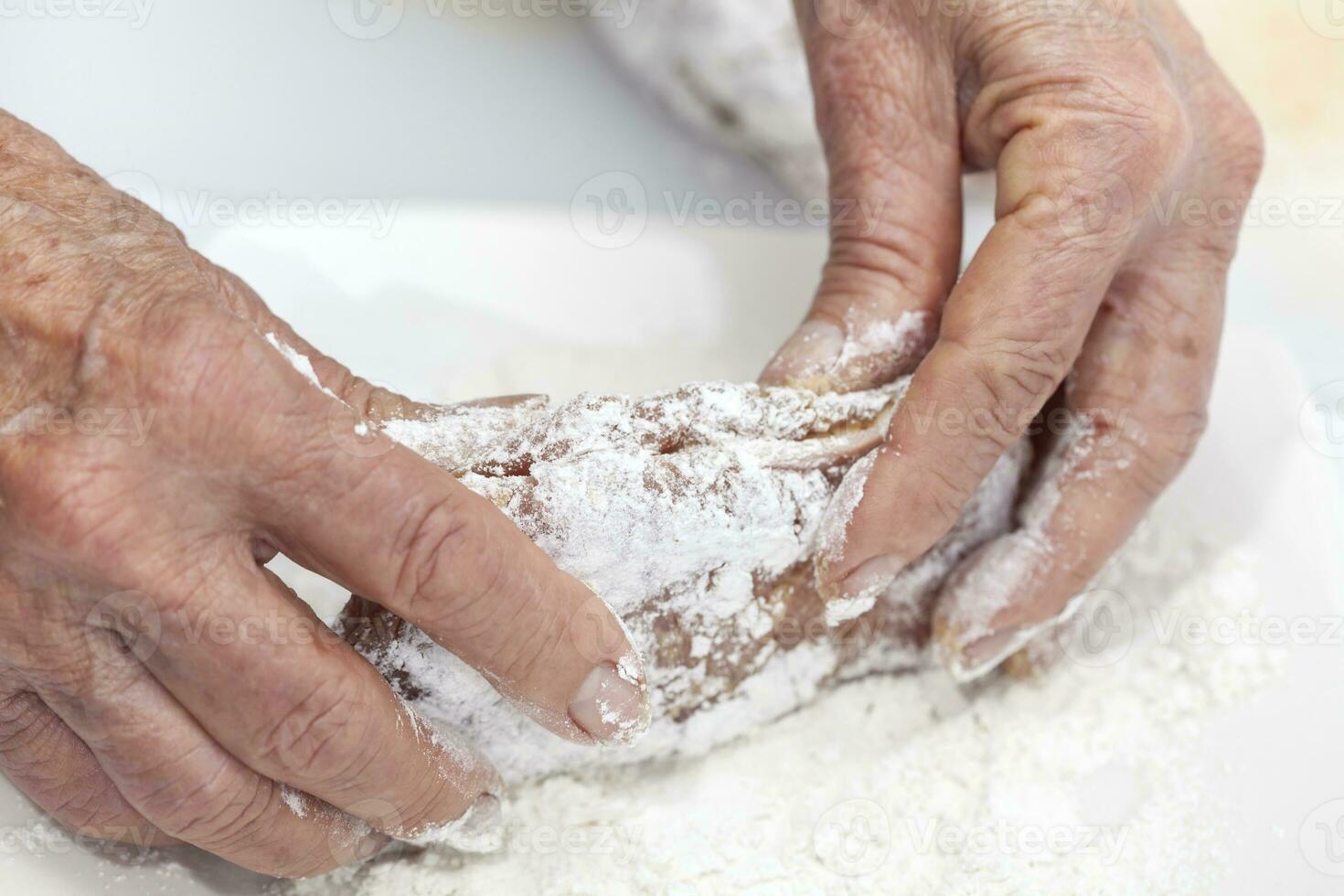 Breading a cordon bleu. Adding flour photo