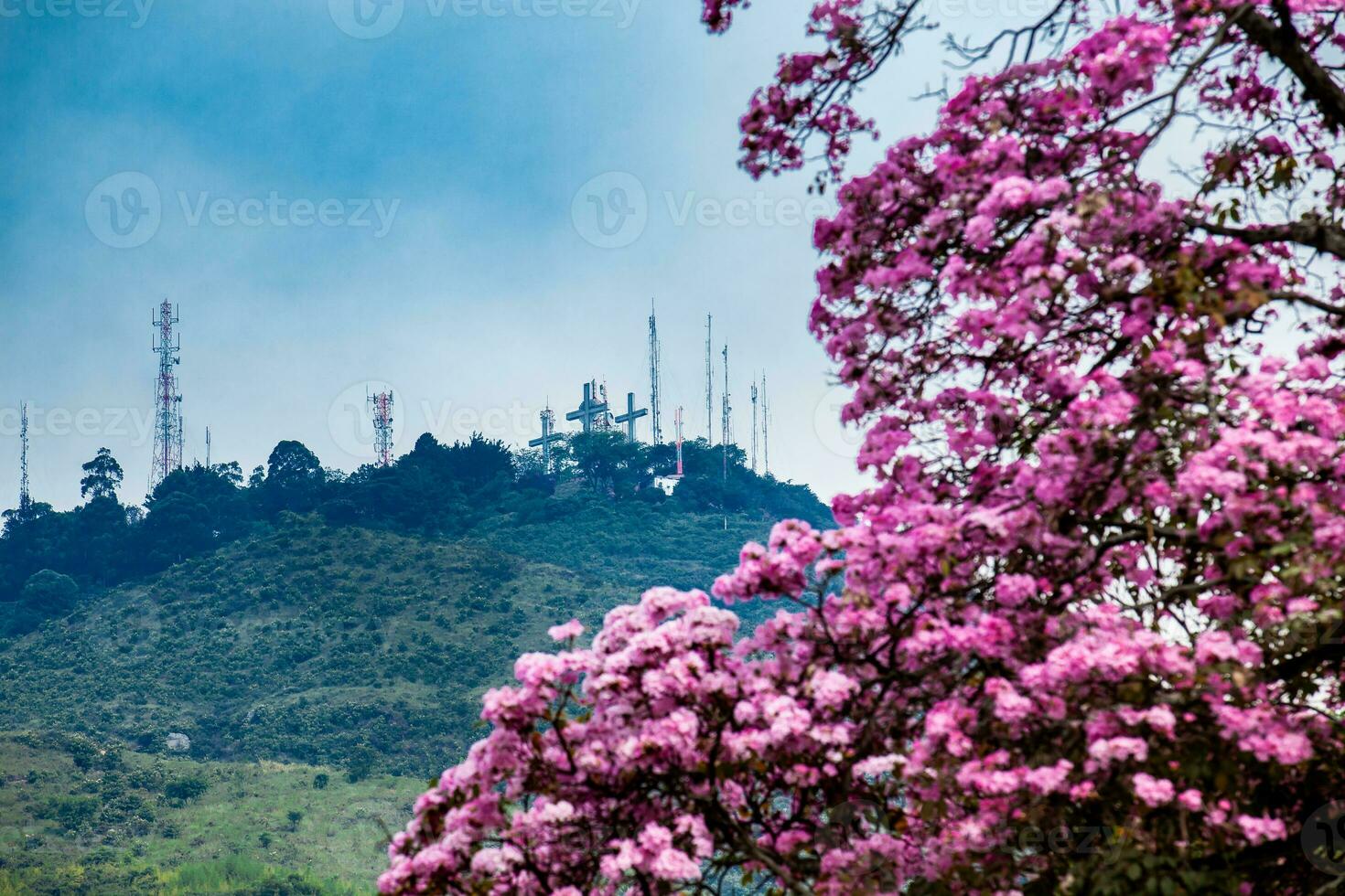 ver de el icónico colina de el Tres cruces a el ciudad de cali en Colombia foto