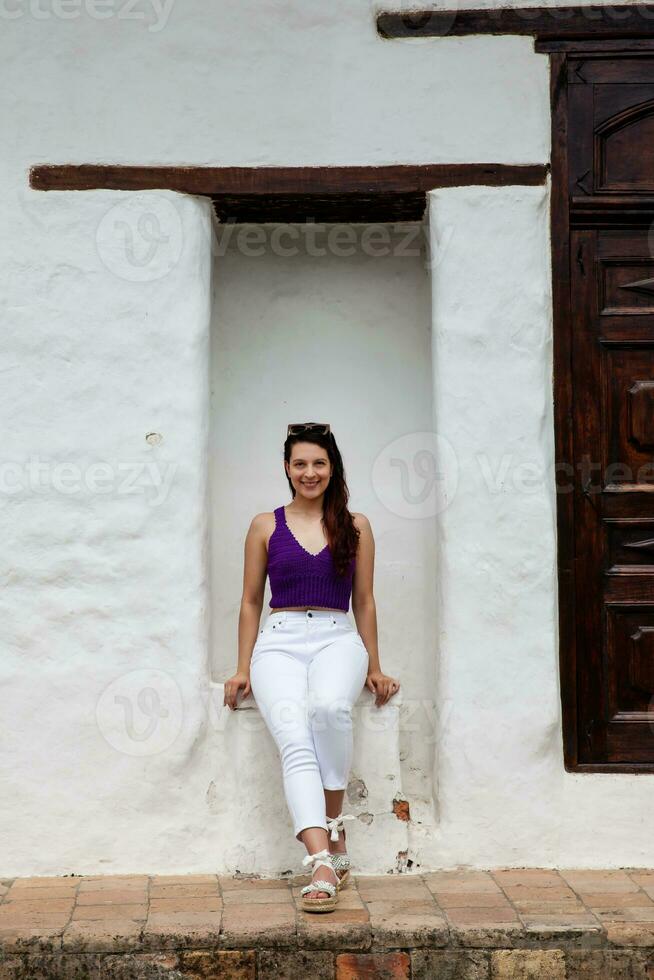 hermosa joven mujer a el histórico la mercedes Iglesia situado en el cali ciudad céntrico en Colombia foto