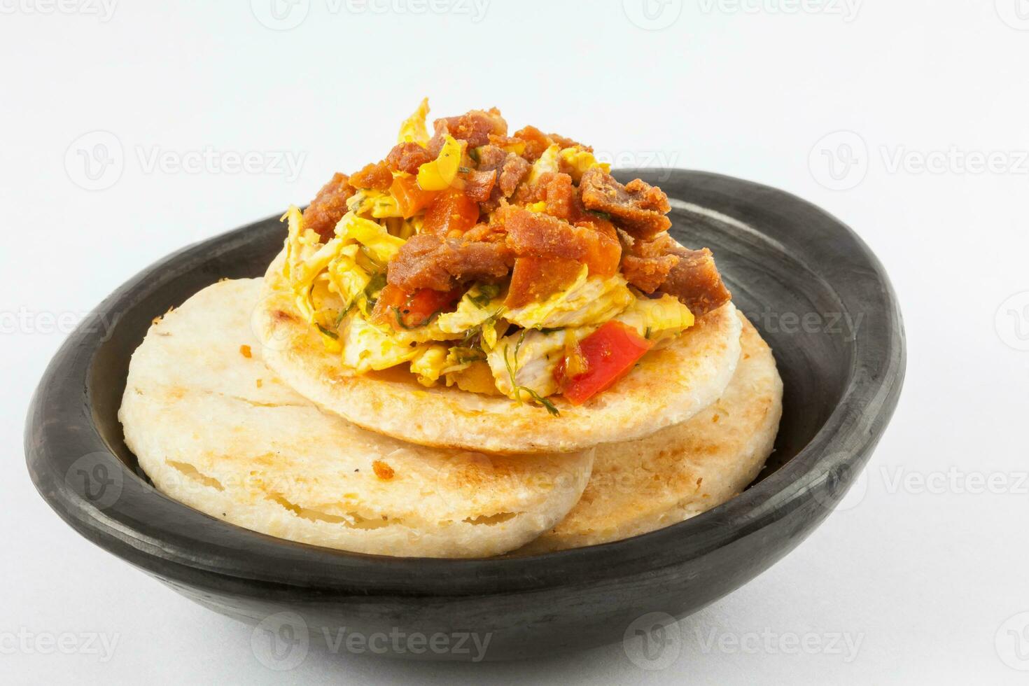 tradicional Colombiana arepa coronado con pollo pecho y Cerdo corteza foto