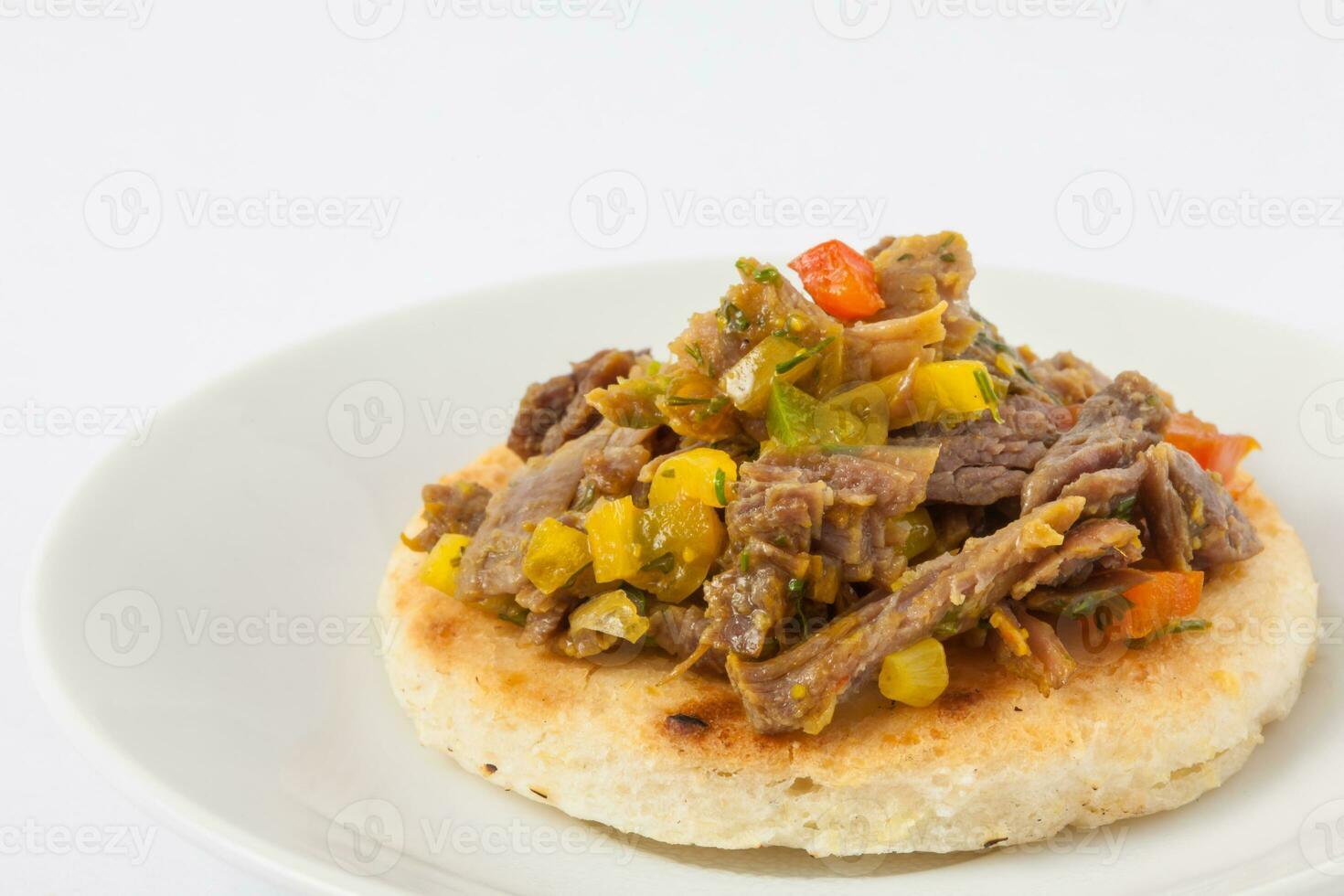 tradicional Colombiana arepa coronado con triturado carne de vaca foto