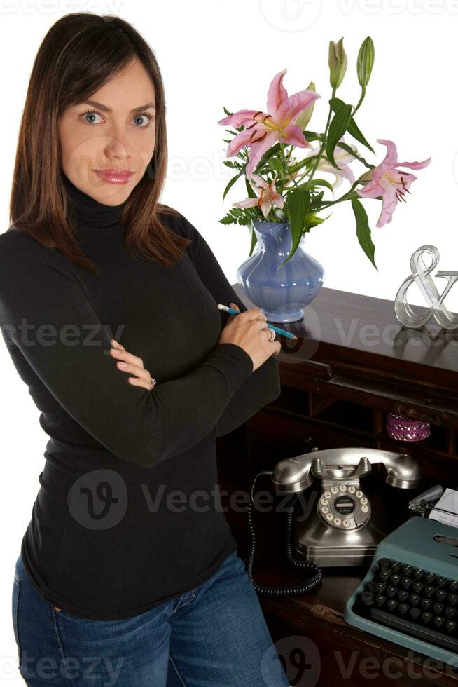 profesional mujer en su treinta en blanco antecedentes foto