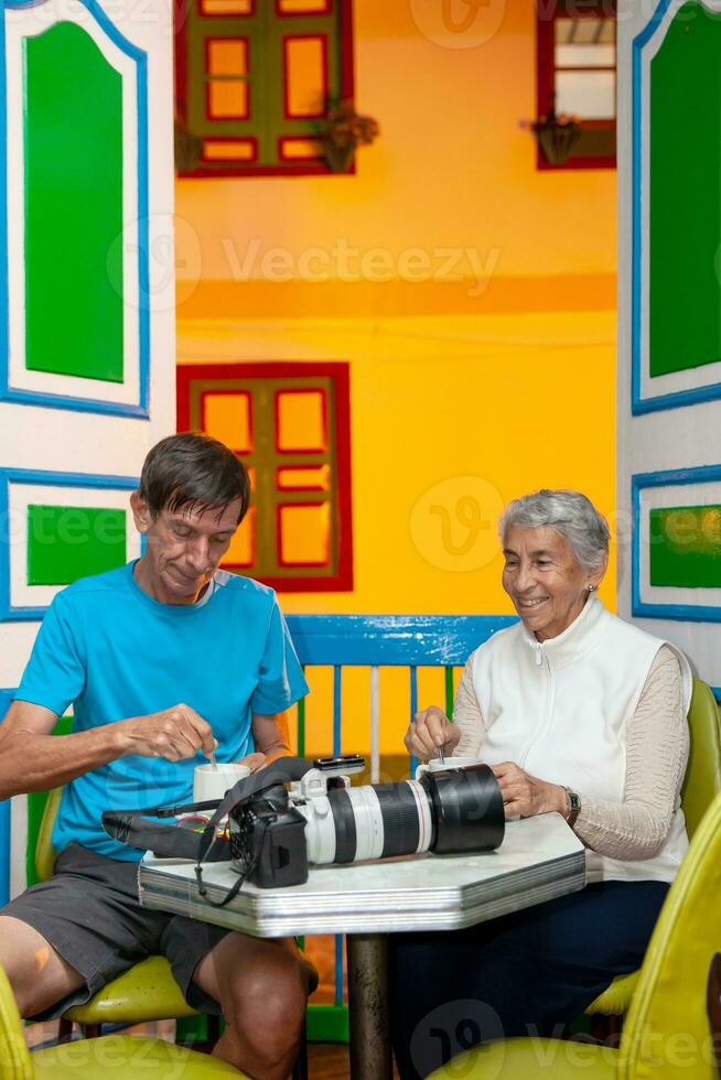 turistas teniendo café en salento un hermosa pequeño pueblo situado a el quindio región en Colombia foto