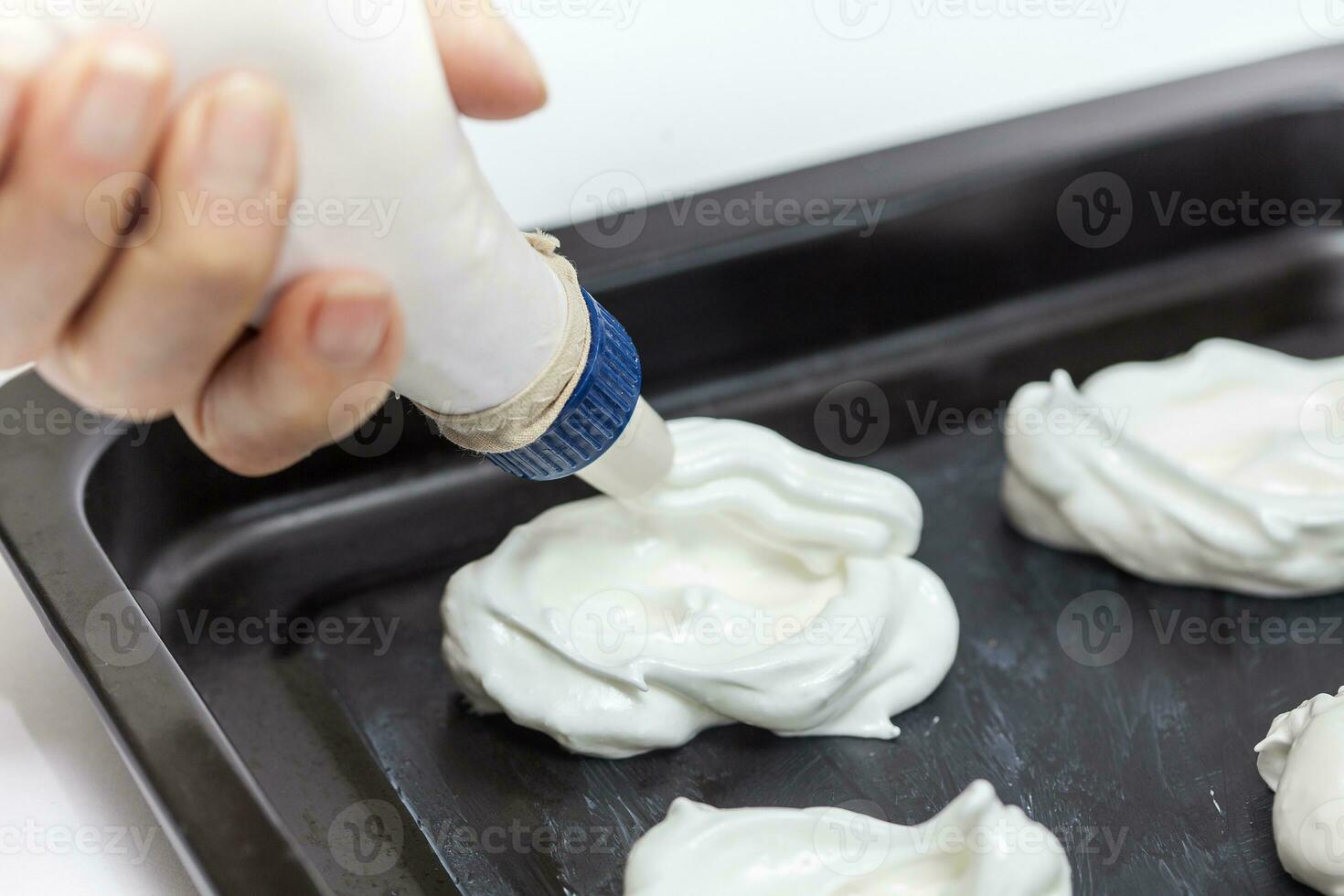 Elaboration of meringues - pastry bag photo