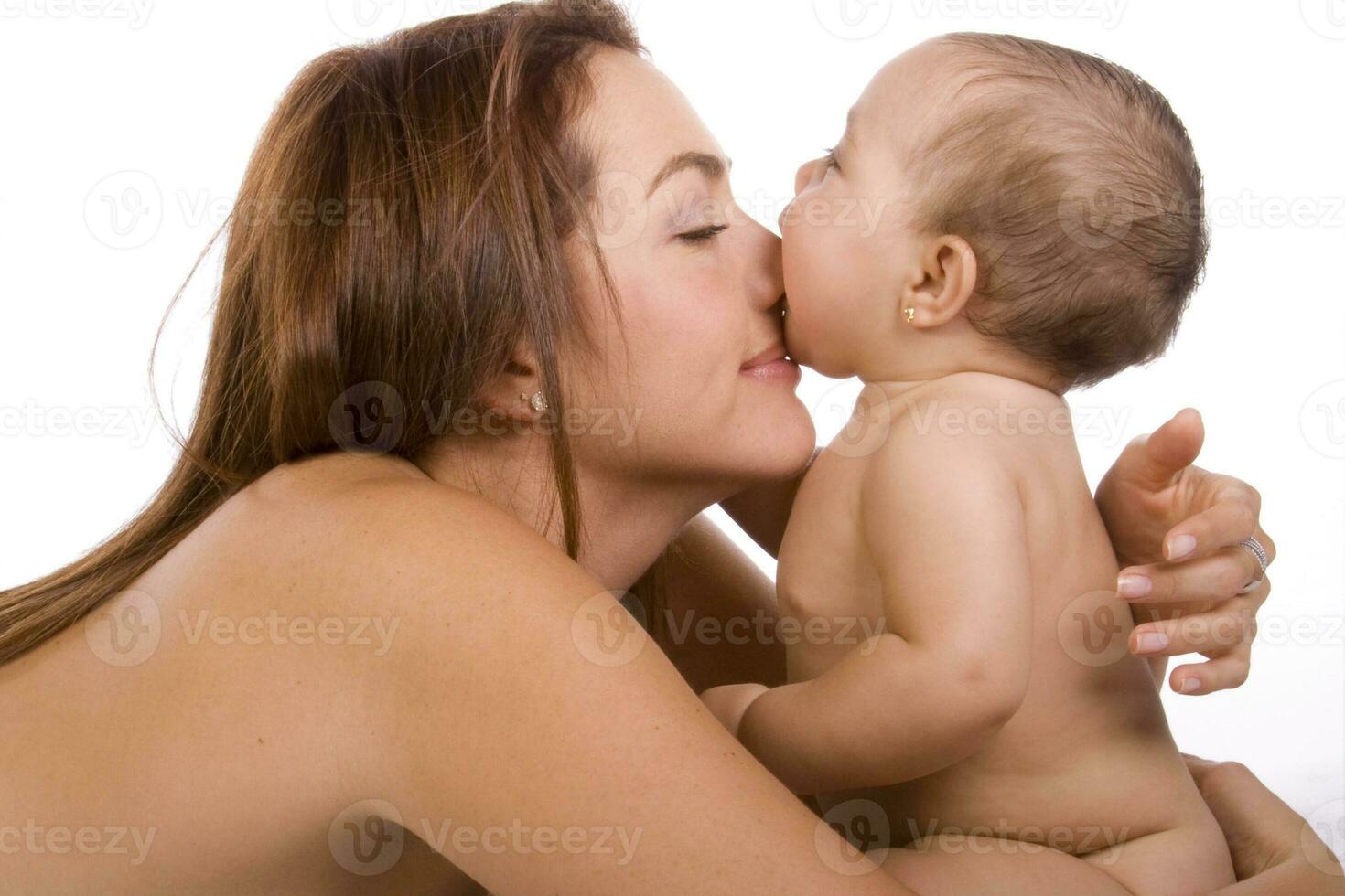 contento hermosa joven madre y su bebé niña en blanco antecedentes foto