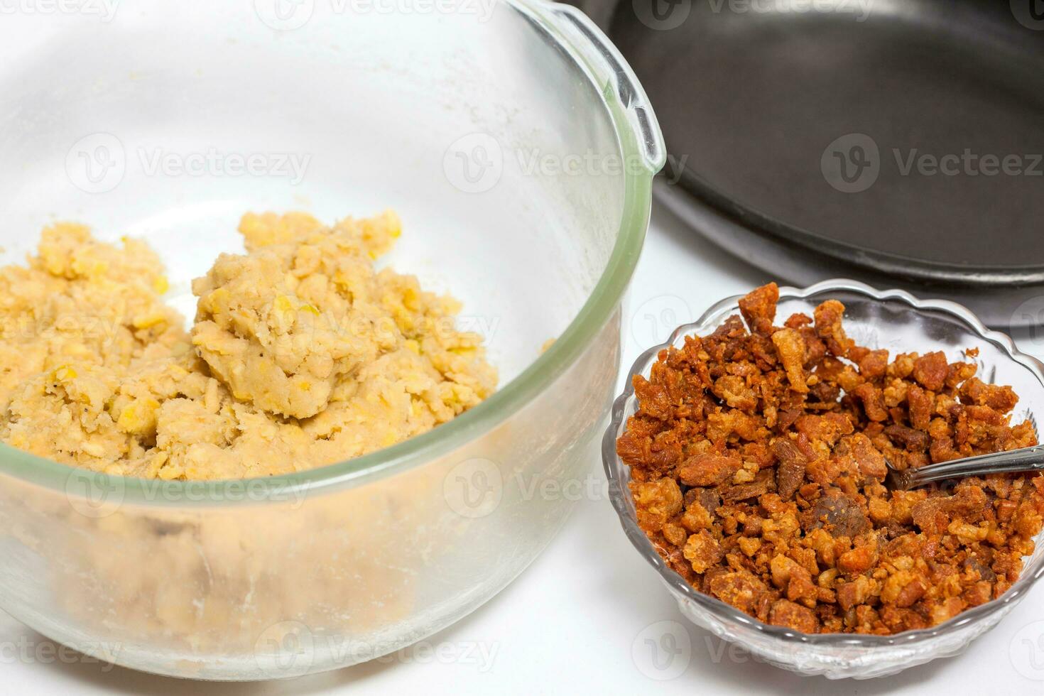 plátano croquetas relleno con Cerdo chicharrones preparación. marranitas o puerquitas foto