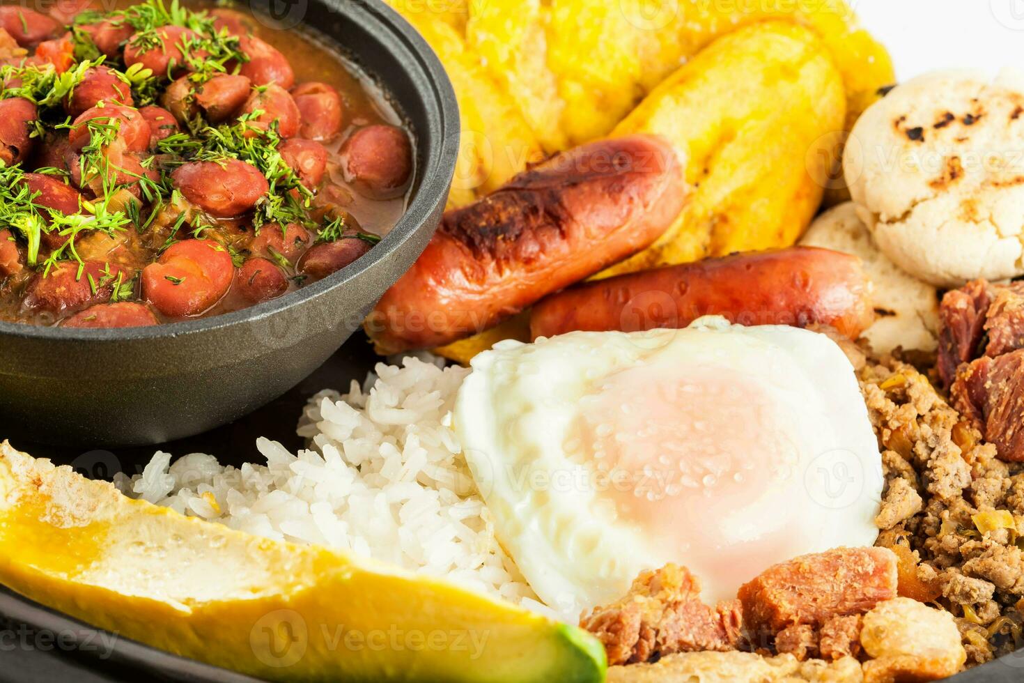 tradicional Colombiana plato llamado banda paisa un plato típico de medellin ese incluye carne, frijoles, huevo y plátano foto