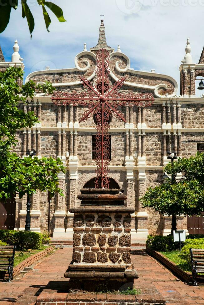 histórico Papa Noel Bárbara Iglesia construido en 1726 a el hermosa colonial pueblo de Papa Noel fe Delaware antioquia en Colombia foto