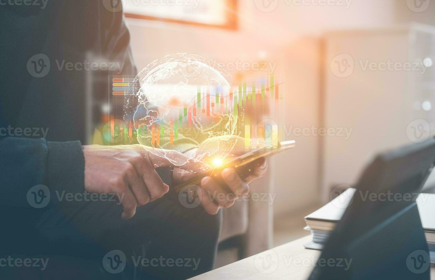 inversión financiero global economía concepto, empresario utilizando teléfono inteligente analizando virtual glob y comercio grafico, valores mercado comercio, en línea negocio foto