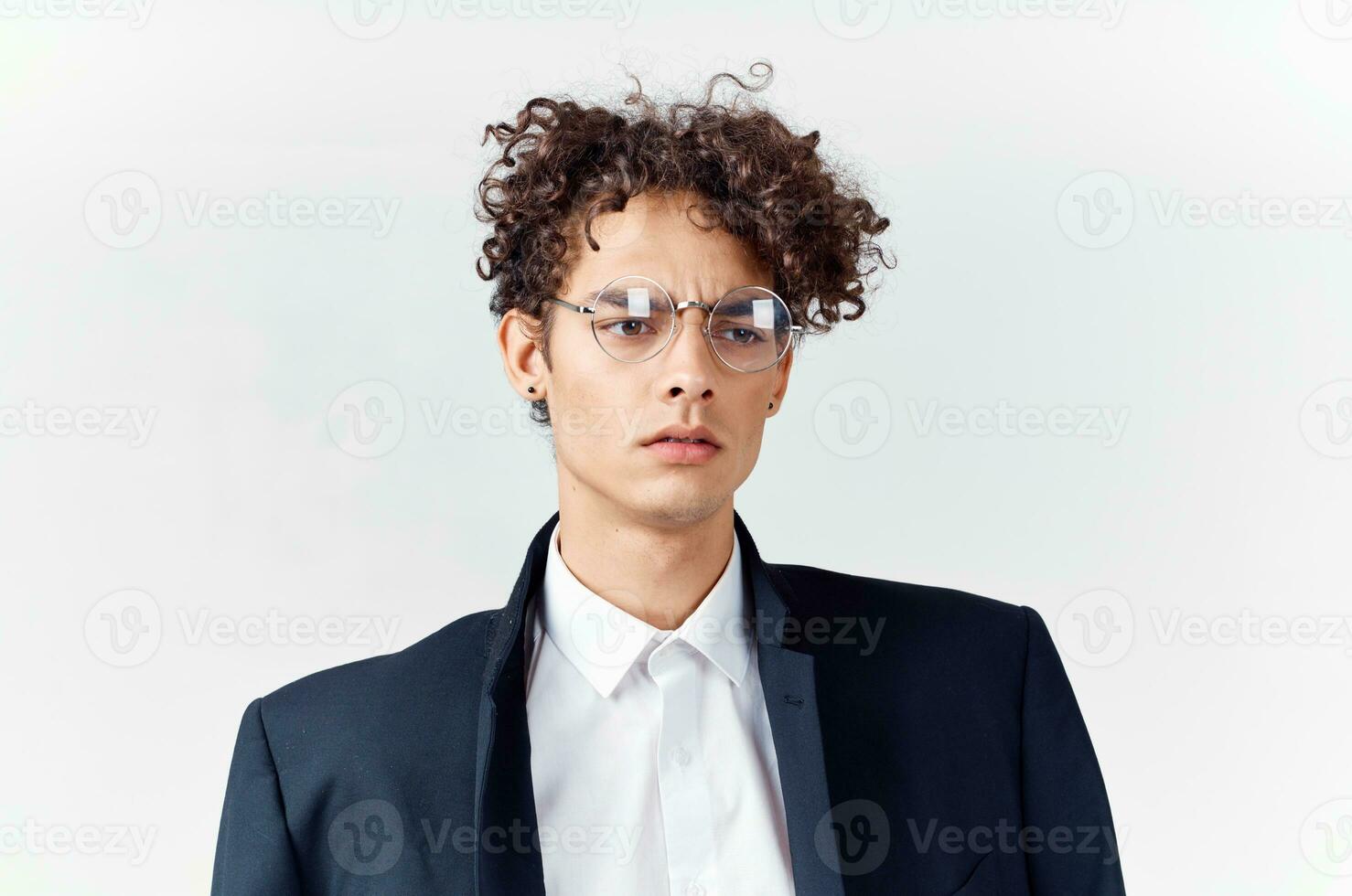 linda chico en un traje Rizado pelo lentes Moda foto