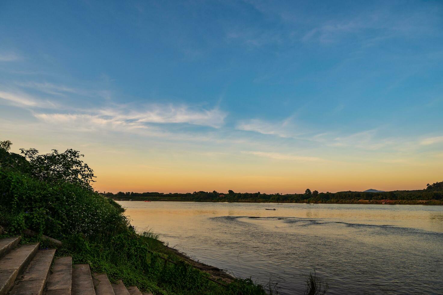 hermosa paisaje y puesta de mekhong río Entre Tailandia y Laos desde chiang kan distrito.el mekong, o mekong río, es un transfronterizo río en este Asia y Sureste Asia foto