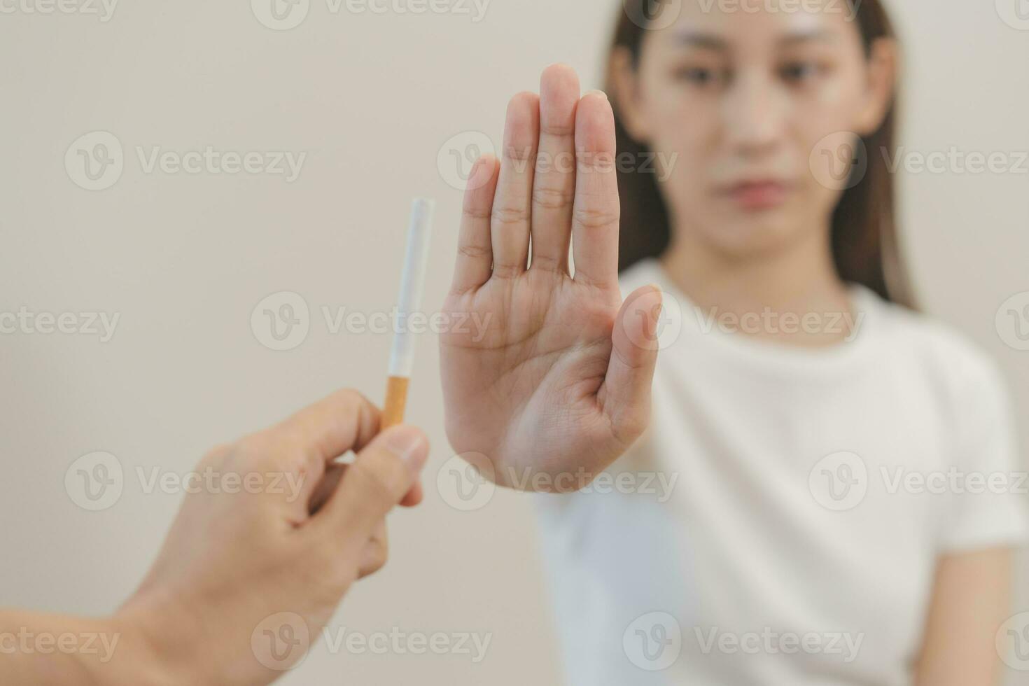 abandonar, detener de fumar, adiccion asiático joven mujer, niña negarse cigarrillo, fumador Dejar fumar, mano en rechazar, negar tabaco. dejar malo hábito, salud cuidado concepto. fuerza de voluntad estilo de vida de gente. foto